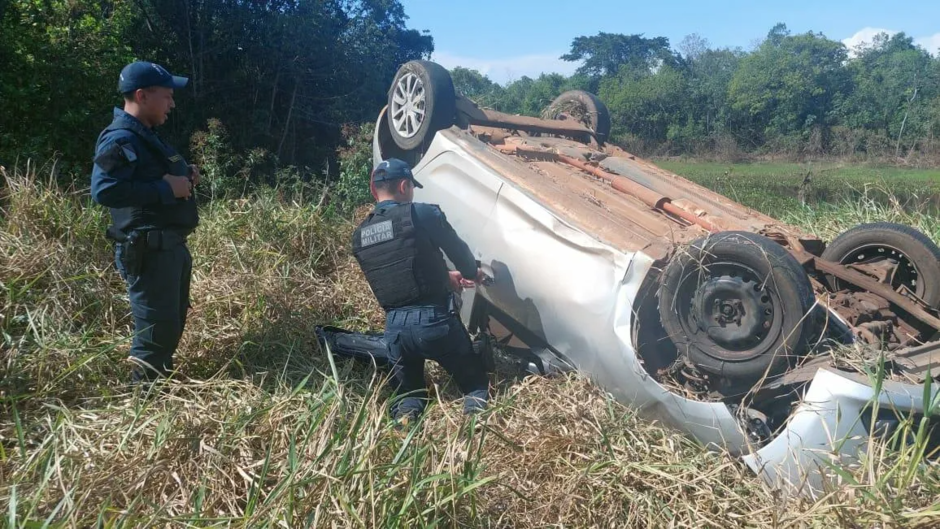 Criminoso capota carro furtado em frente à policial militar e acaba preso Criminoso capota carro furtado em frente à policial militar e acaba preso