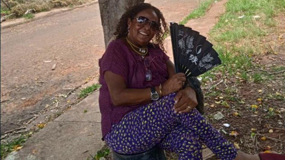 Há 25 anos como flanelinha, idosa sofre assalto durante trabalho e revolta estudantes