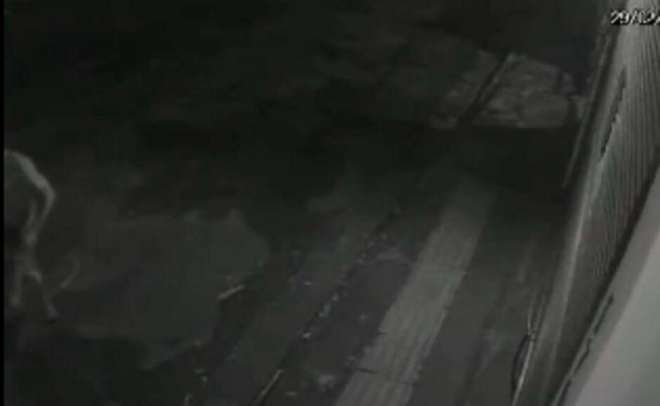 Homem apanha com capacetes e tem afundamento de crânio ao sair de bar em Campo Grande 