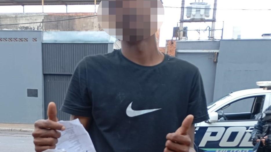 Homem da até um “jóia” na foto ao ser abordado pela PM na frente de supermercado 