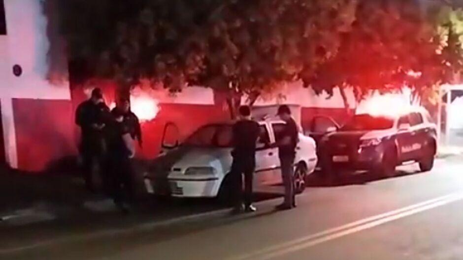 Homem é encontrado morto dentro de carro estacionado em Dourados Homem é encontrado morto dentro de carro estacionado em Dourados