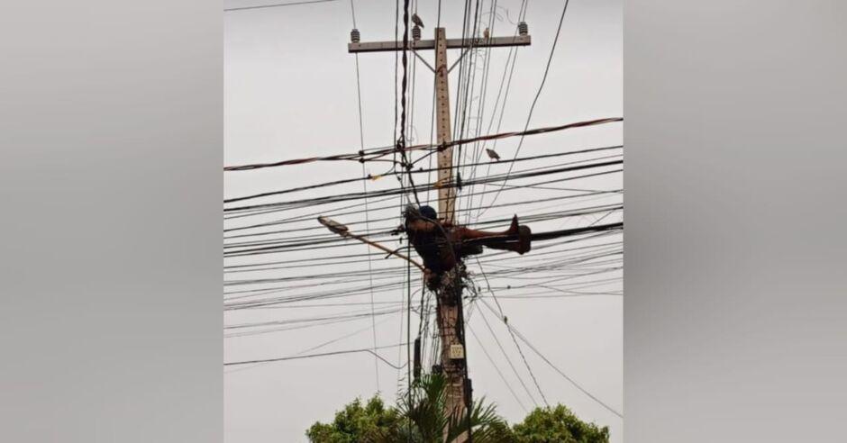Homem é flagrado tirando soneca em fios de rede elétrica no Ouro Verde Homem é flagrado tirando soneca em fios de rede elétrica no Ouro Verde