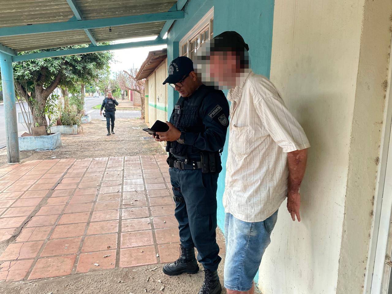 Idoso embriagado chama a PM alegando que seu veículo Fiat Uno 91 foi furtado no bairro Colinos 
