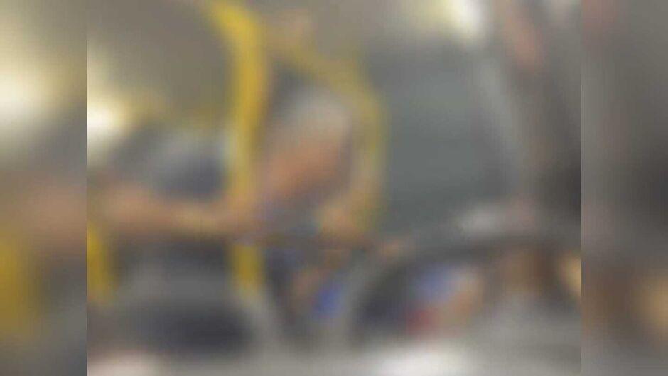Idoso fica nervoso com música alta em ônibus e agride passageiro em Campo Grande