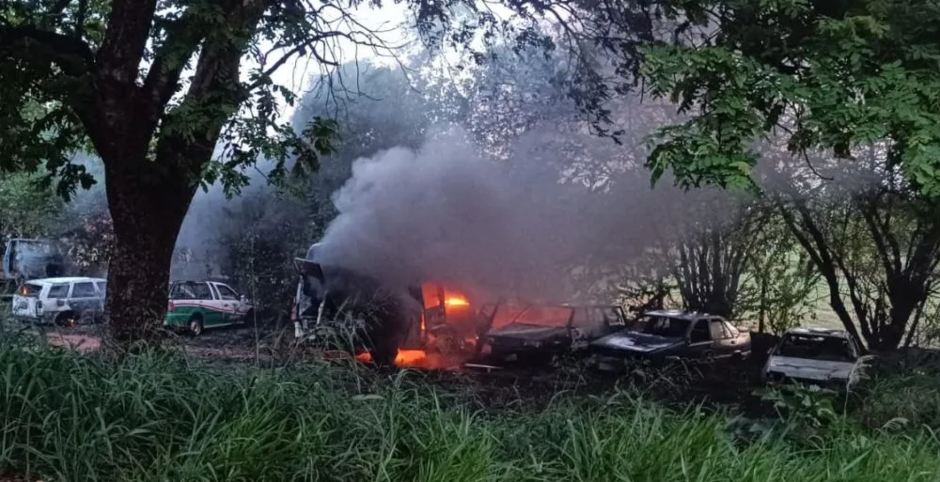 Incêndio destrói carros, caminhão e ambulância da prefeitura em Bataguassu