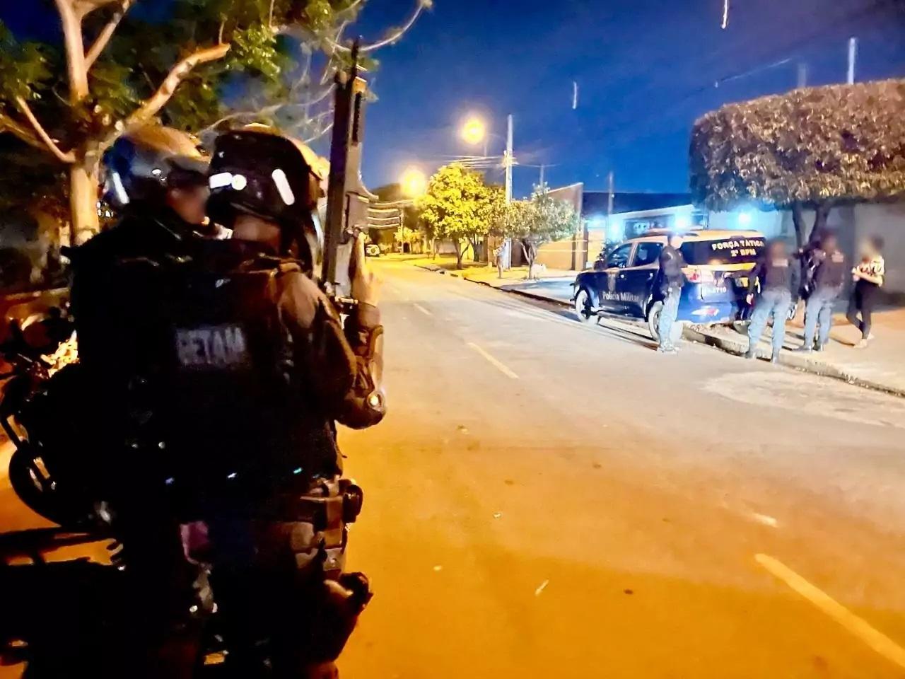 Jovem tem crise, agride familiares e tenta danificar viatura no Parque São Carlos