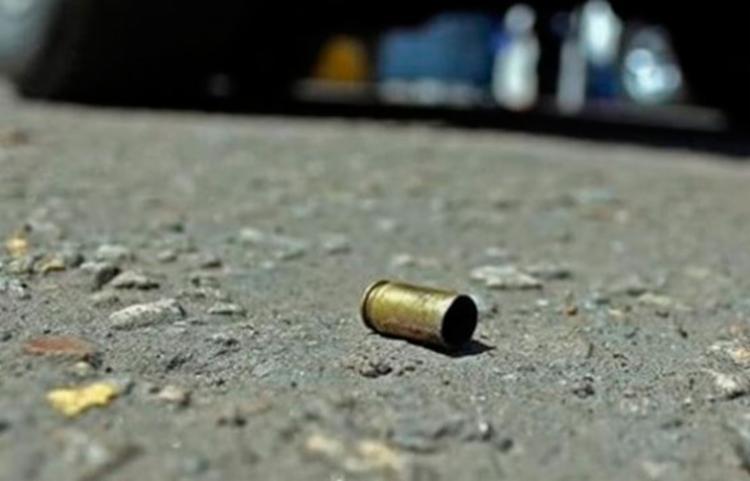 Mãe encontra filho assassinado a tiros na varanda de casa em Miranda
