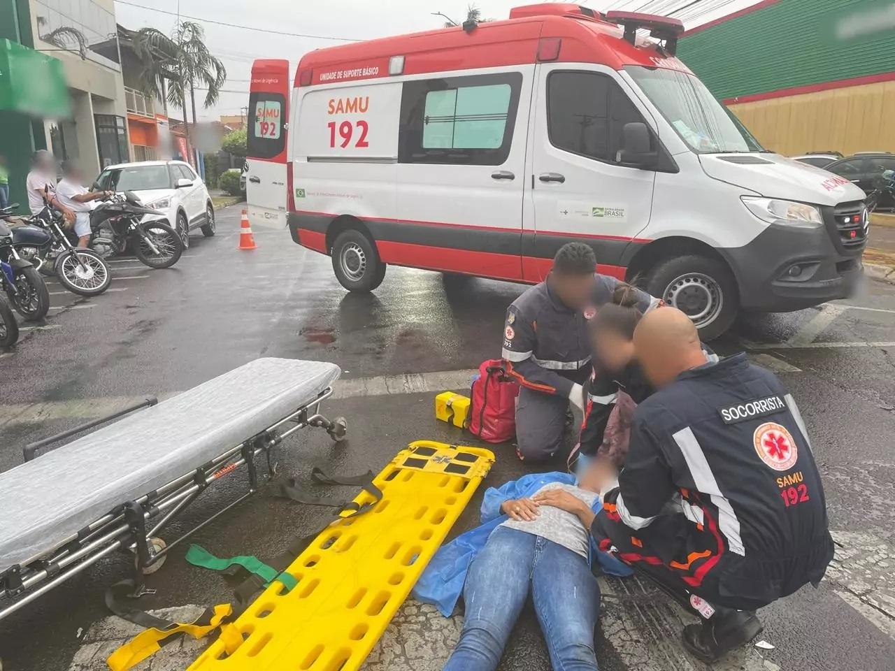 Motociclista sofre queda durante chuva em rua do Centro e SAMU é acionado