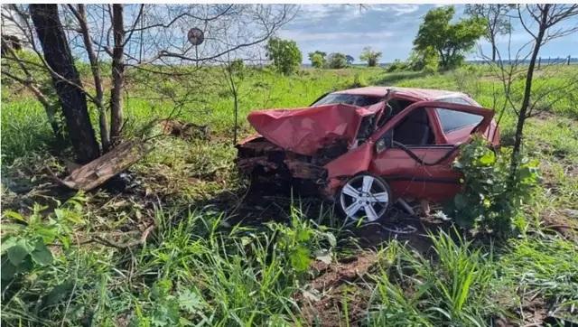 Motorista fica preso nas ferragens após bater carro em árvore 