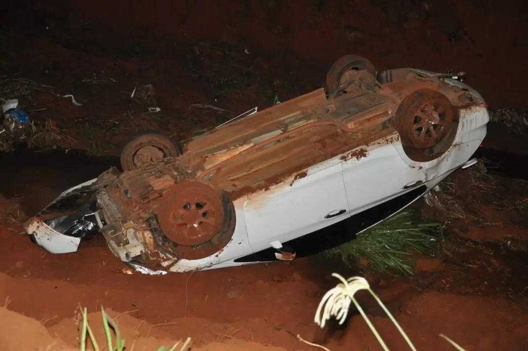 Motorista perde controle e cai em canal ao desviar de outro veiculo em Chapadão do Sul