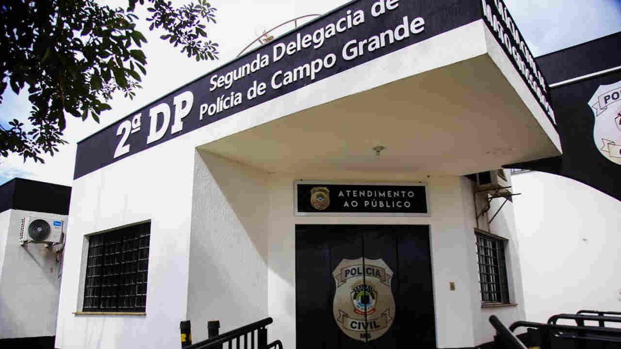 Mulher é obrigada a entrar em carro de agiota, agredida e tem arma apontada para a cabeça em Campo Grande Mulher é obrigada a entrar em carro de agiota, agredida e tem arma apontada para a cabeça em Campo Grande