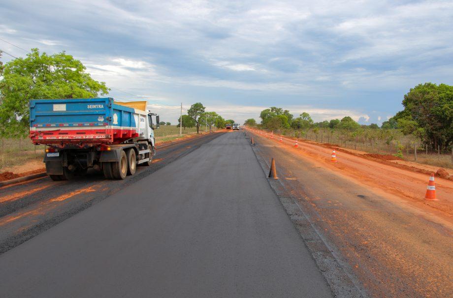 Obras de duplicação da via de acesso ao Balneário avançam com pavimentação asfáltica