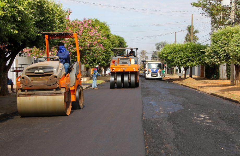 Prefeitura realiza poda de árvores em ruas que receberão obras de recapeamento