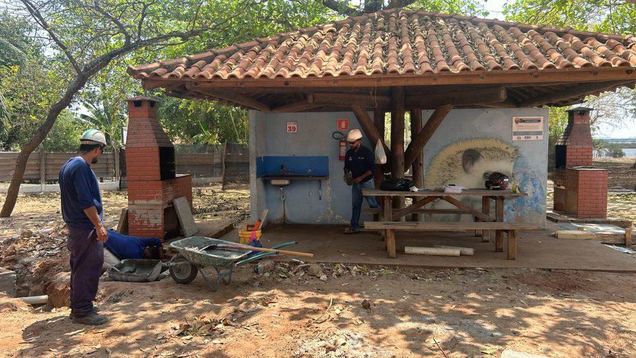 Quiosques e parquinhos do Balneário Municipal passam por reformas e estão fechados para o público Quiosques e parquinhos do Balneário Municipal passam por reformas e estão fechados para o público