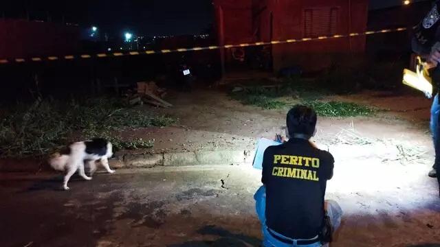 Rapaz é morto com cinco tiros em frente de casa em Dourados 