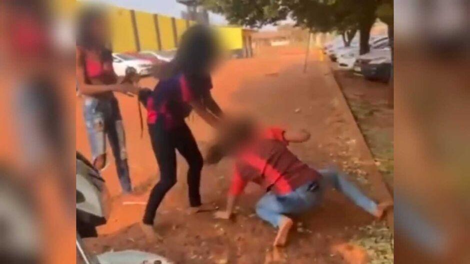 'Talaricagem': mulheres brigam em frente ao presídio em Campo Grande