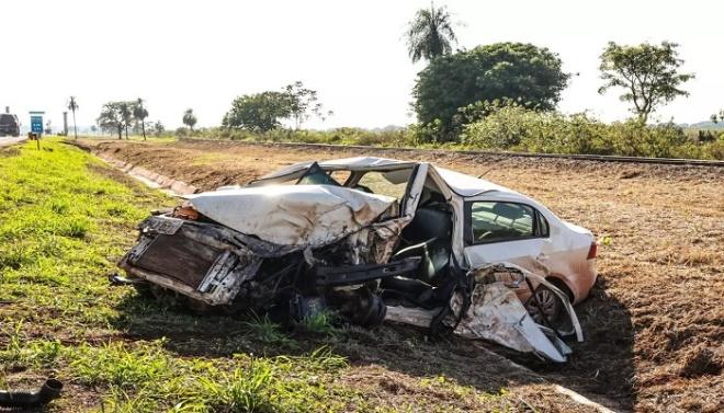 Veículo com placas de Água Clara invade pista e bate em carreta na BR-262; Motorista teria dormido Veículo com placas de Água Clara invade pista e bate em carreta na BR-262; Motorista teria dormido