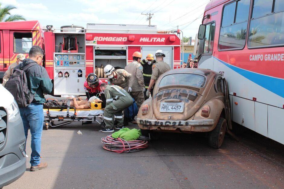 Motorista de fusca que bateu em ônibus em Campo Grande não tem CNH e caso é tratado como crime