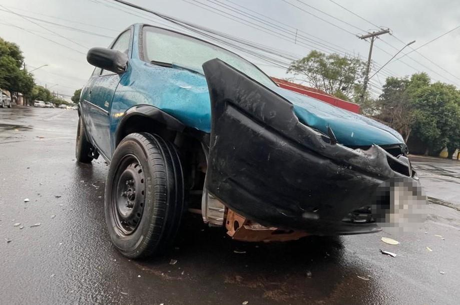 Bombeiros socorrem motorista de carro após acidente no bairro Lapa Bombeiros socorrem motorista de carro após acidente no bairro Lapa