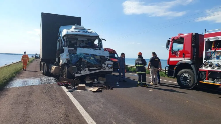 Caminhoneiro não vê 'Pare e Siga' e morre ao bater em caminhão em Bataguassu