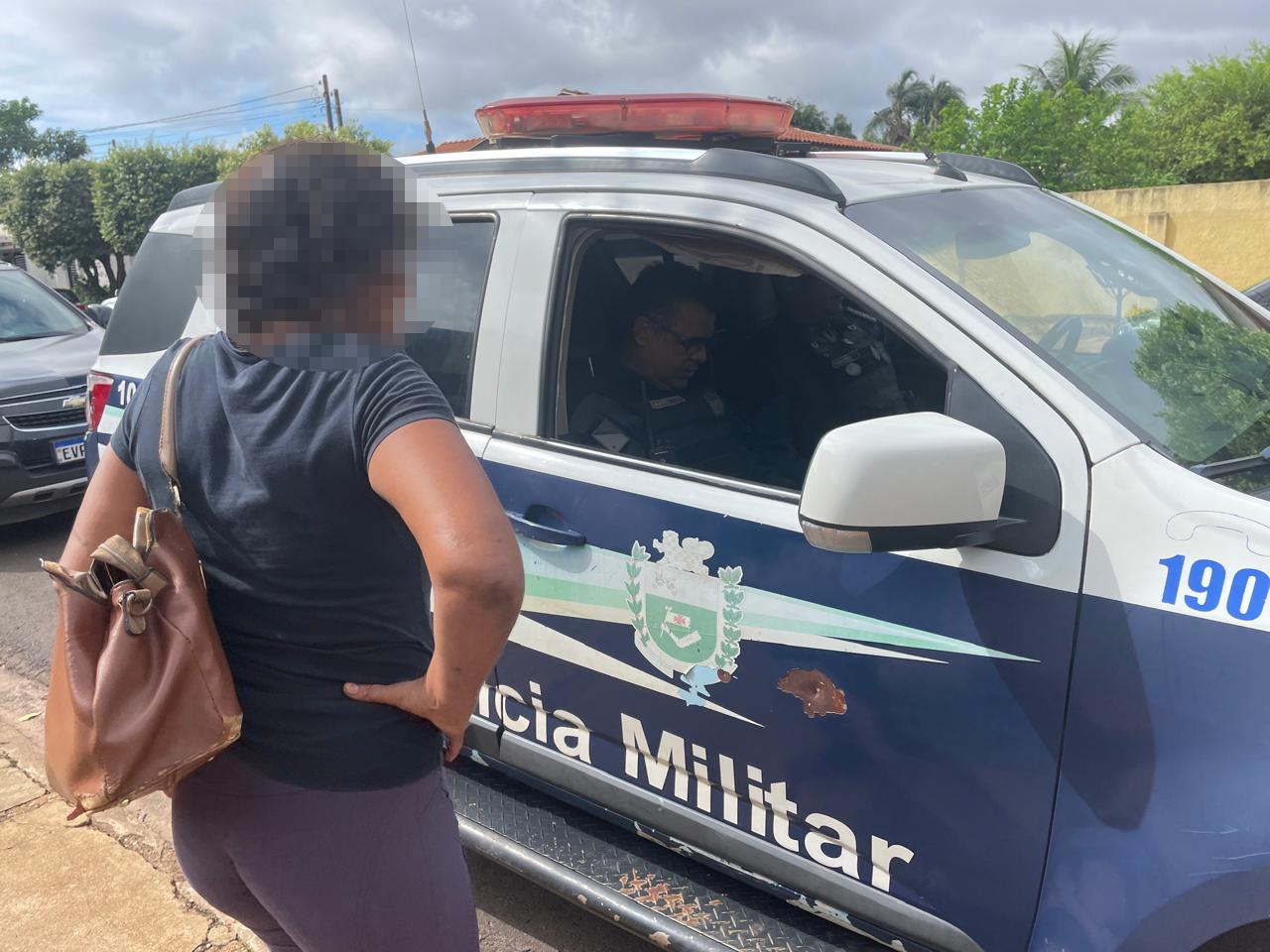 “Carreirinha” agride a esposa com barra de ferro na “Casa da Sopa” após ela não passar a senha do auxílio bolsa família “Carreirinha” agride a esposa com barra de ferro na “Casa da Sopa” após ela não passar a senha do auxílio bolsa família