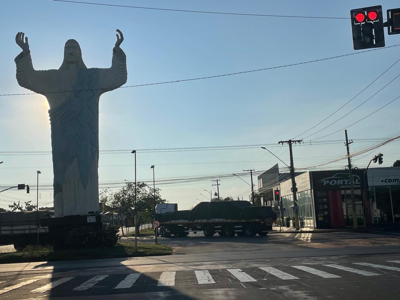 Carreta ‘quebra” e interrompe trânsito ao lado do “Cristo” no Jd. Alvorada 
