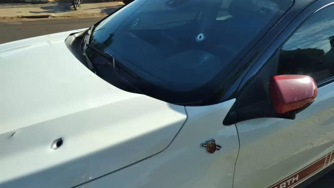 Carro é atingido por mais de 10 tiros na madrugada em Chapadão do Sul