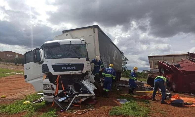 Duas carretas colidiram na MS 306, na entrada da Algodoeira Catléia em Chapadão do Sul