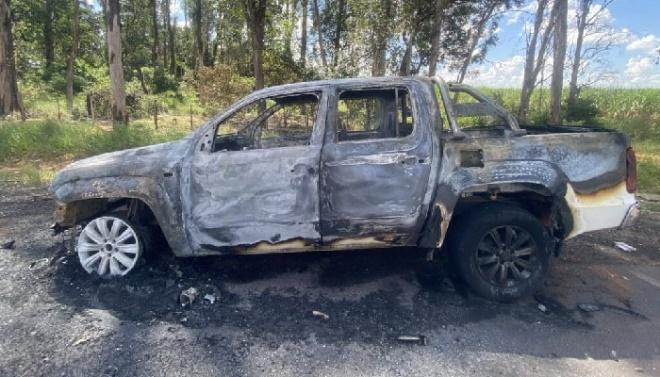 Em Água Clara, motorista sente cheiro estranho saindo do capô e rapidamente Amarok pega fogo Em Água Clara, motorista sente cheiro estranho saindo do capô e rapidamente Amarok pega fogo