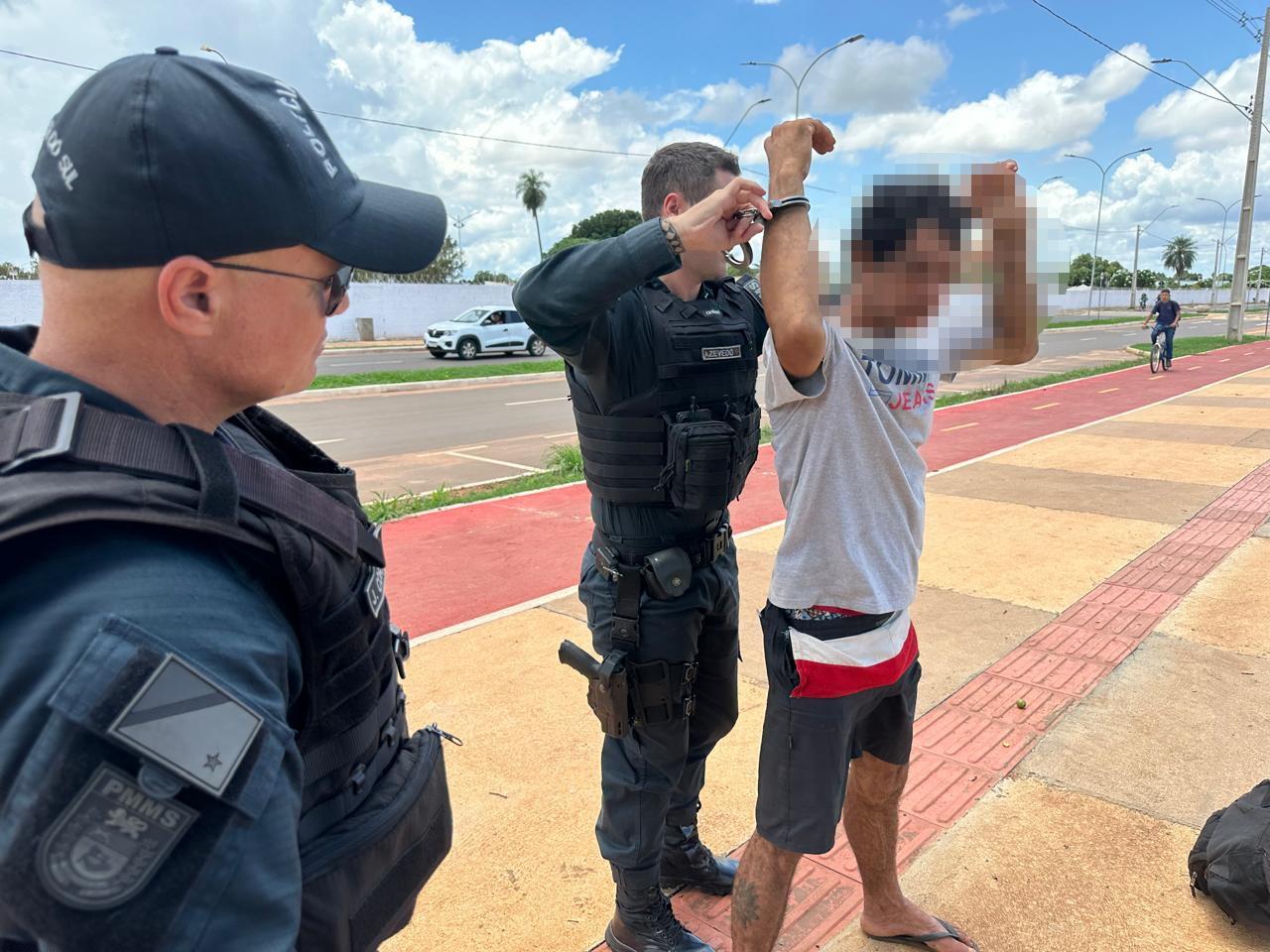 Homem é preso após quebrar objetos e agredir mãe durante surto em residência no Jardim Flamboyant