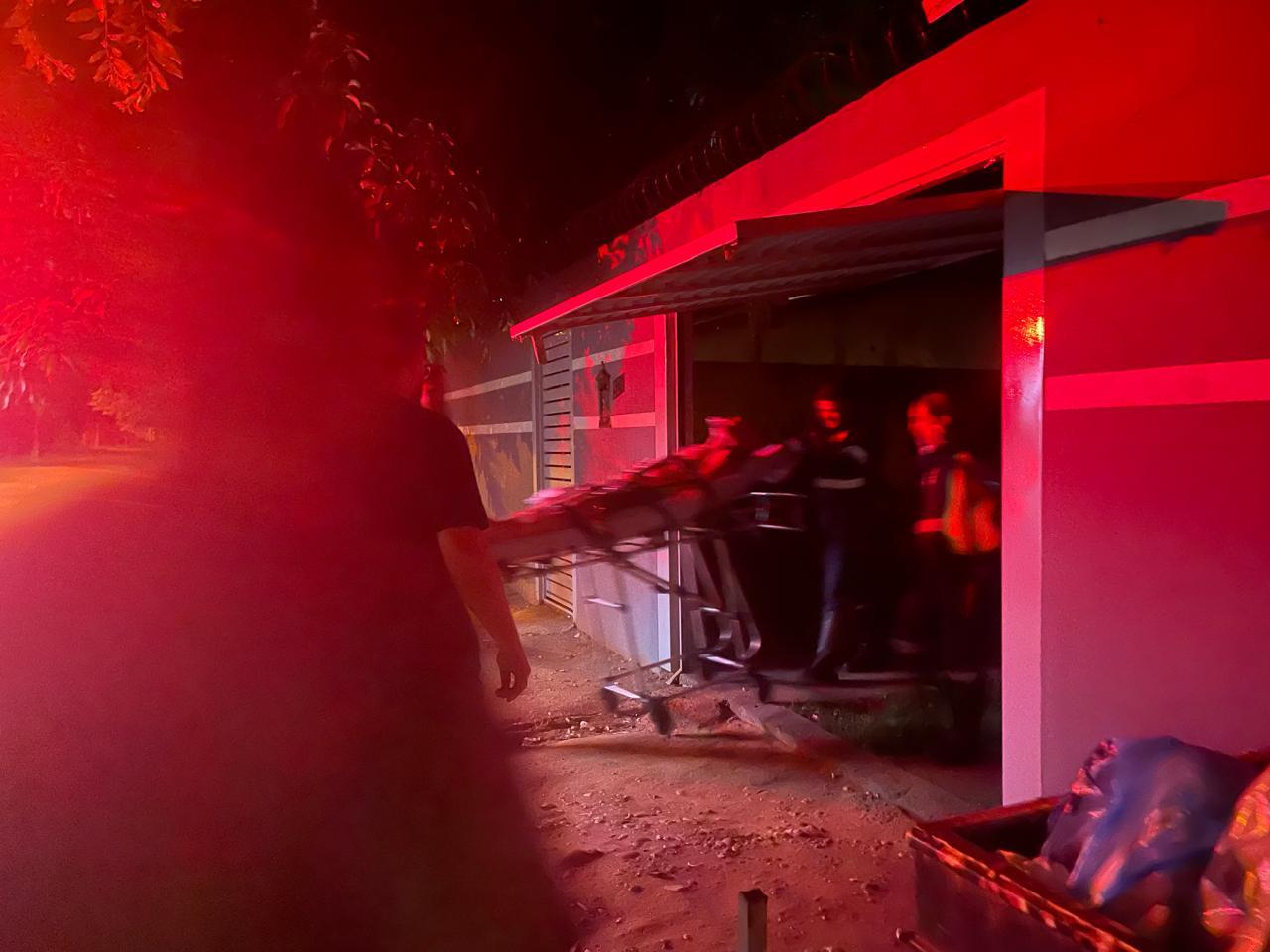 Homem é salvo por vizinhos após atentar contra sua própria vida na Vila Haro Homem é salvo por vizinhos após atentar contra sua própria vida na Vila Haro