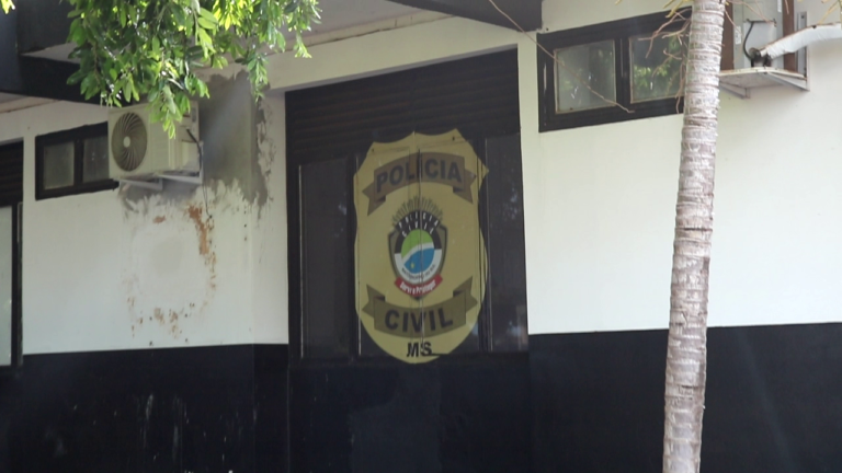 Homem escapa ileso após ser alvo de tiros próximo à restaurante no Jupiá