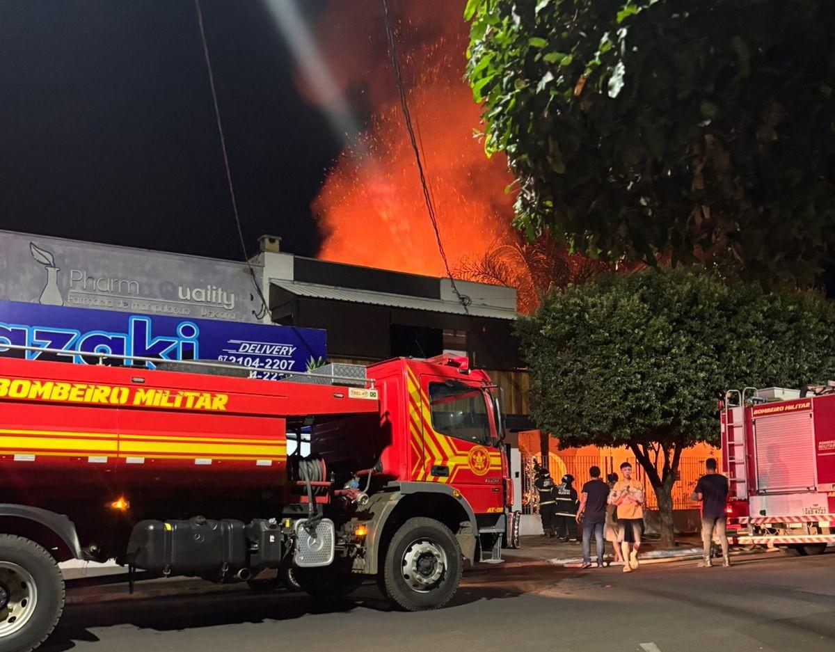  Idosa de 86 anos que possui uma residência no Centro tem a casa destruída após incêndio 