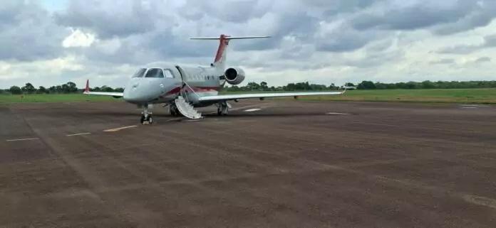 Jato da Força Aérea Brasileira sobrevoa Lagoa Maior para inspeção no aeroporto de Três Lagoas
