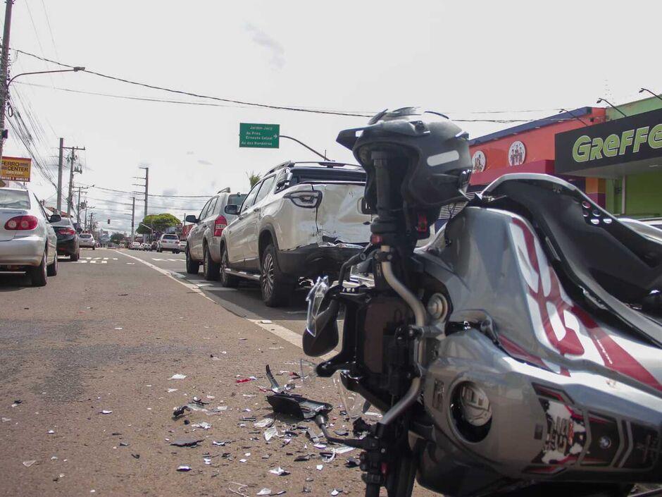 Motociclista fica em estado grave ao bater em traseira de picape na Avenida Bandeirantes Motociclista fica em estado grave ao bater em traseira de picape na Avenida Bandeirantes