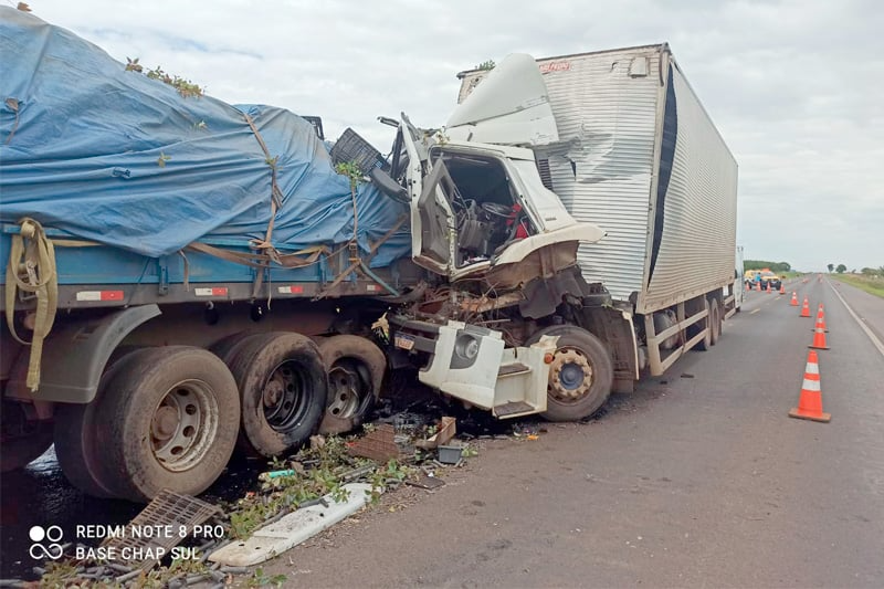 Motorista fica preso às ferragens após bater em traseira de caminhão em Cassilândia Motorista fica preso às ferragens após bater em traseira de caminhão em Cassilândia
