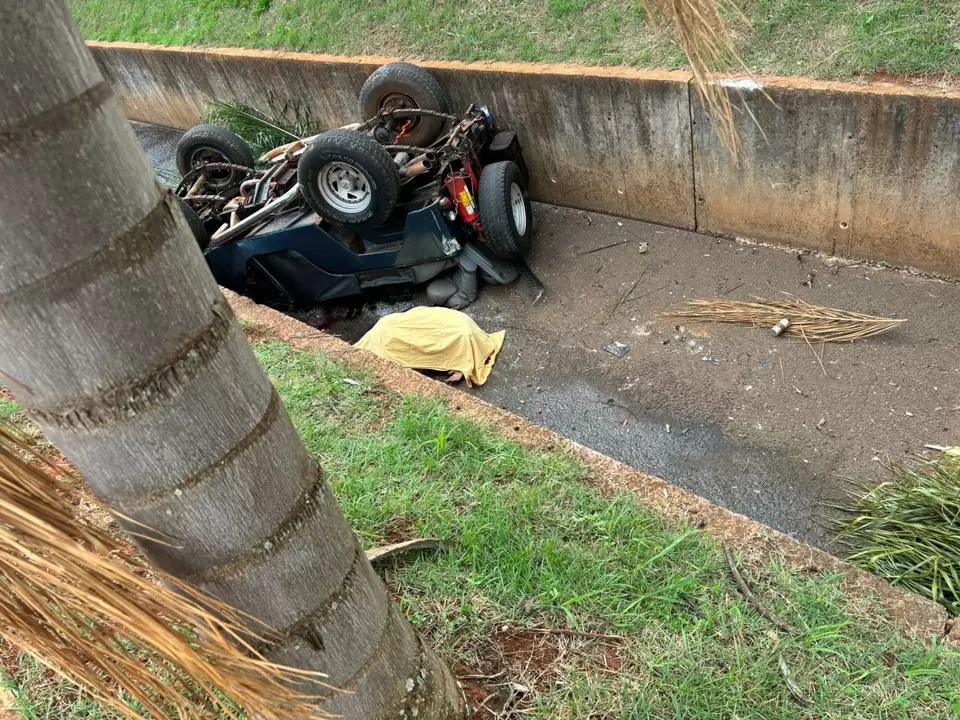 Motorista morre ao perder controle do carro e cair no canal da Av. 33 em Chapadão do Sul Motorista morre ao perder controle do carro e cair no canal da Av. 33 em Chapadão do Sul
