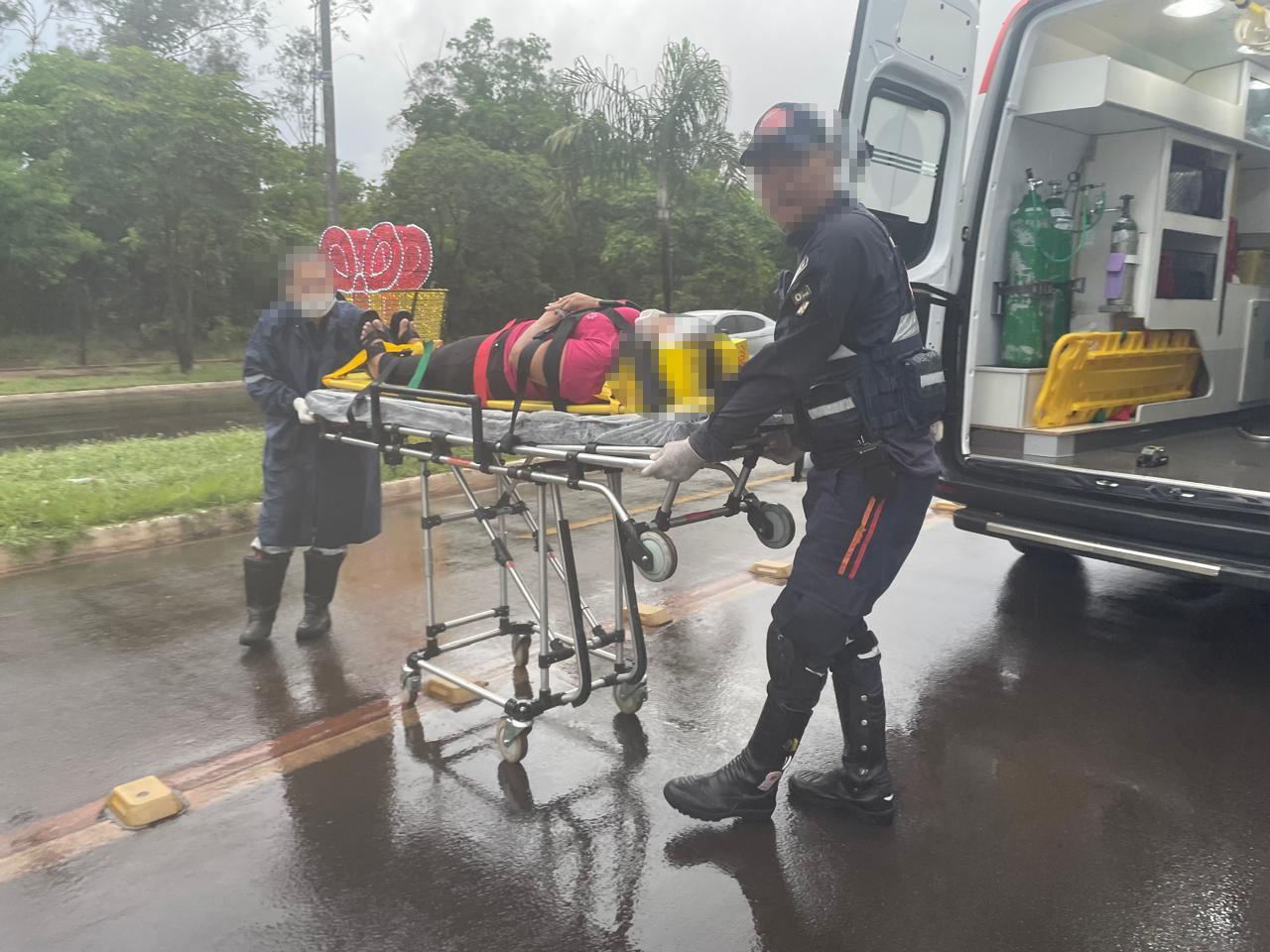 Mulher em bicicleta elétrica é “fechada por carro” e sofre queda na Av. Olinto Mancini 