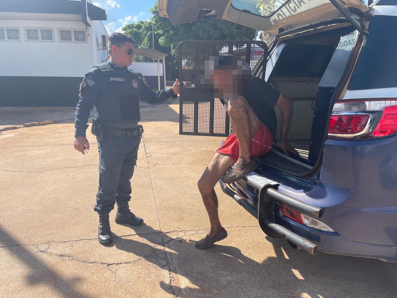 Pedreiro é detido pela PM após ser acusado de furtar dinheiro e aliança de ouro onde prestava serviços no bairro Santa Luzia Pedreiro é detido pela PM após ser acusado de furtar dinheiro e aliança de ouro onde prestava serviços no bairro Santa Luzia