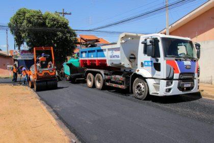 SEINTRA realiza recapeamento em 3 km de ruas do Jardim Dourados