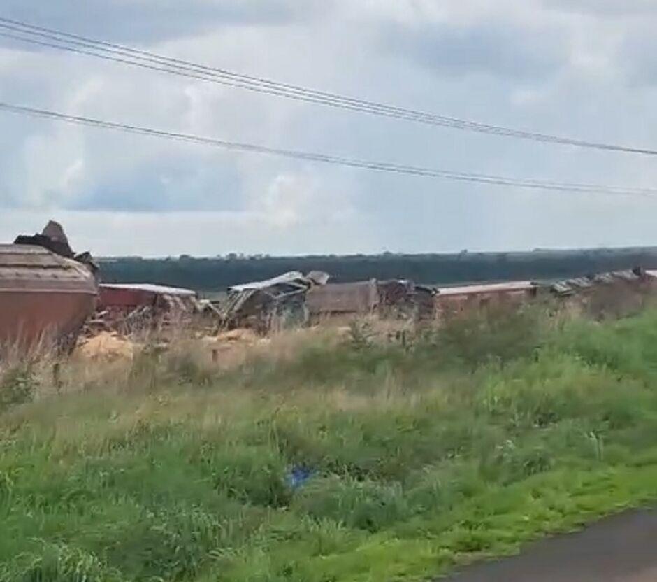 Trem descarrila e vagões ficam destruídos em Costa Rica