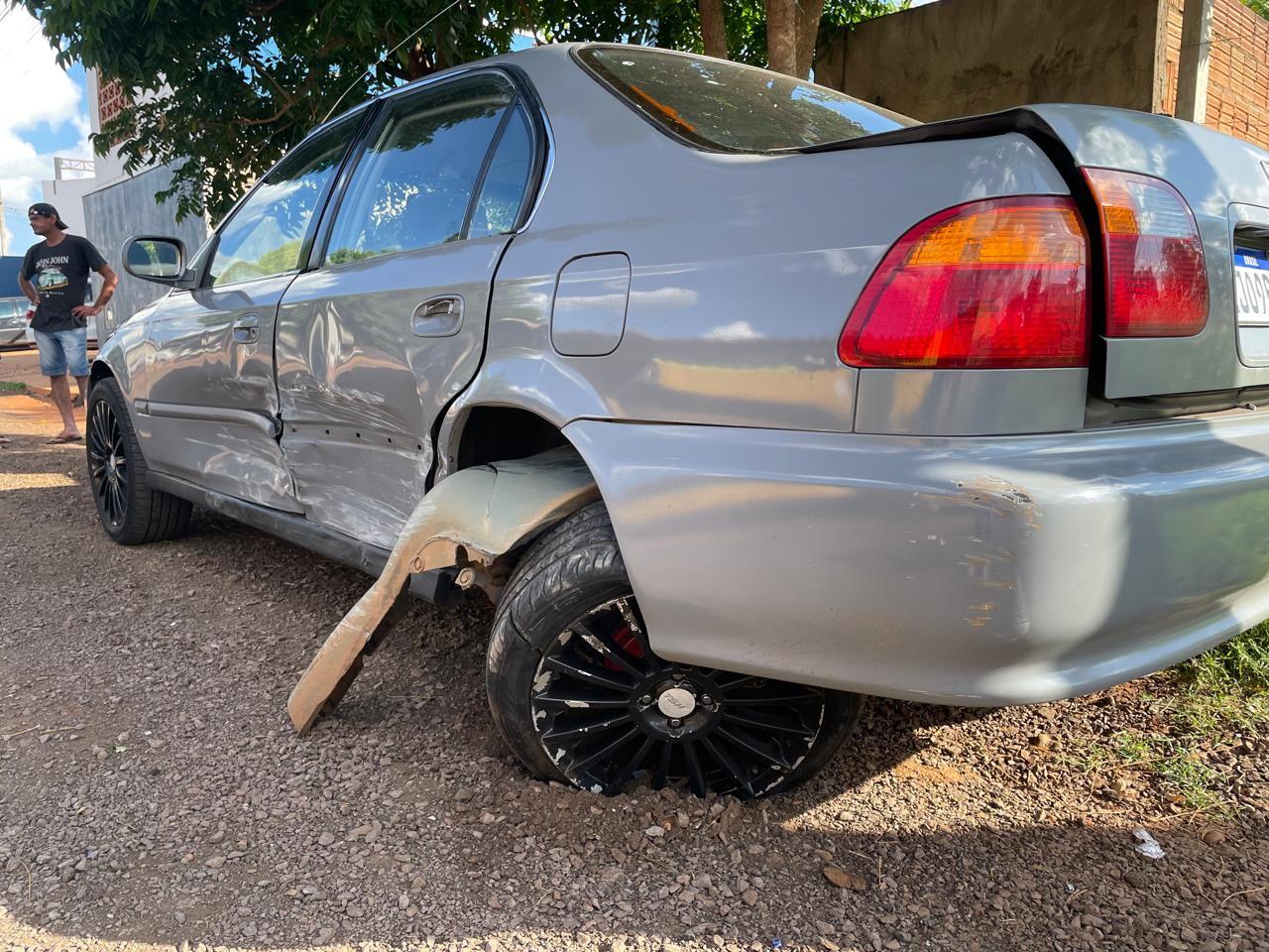 Veículo bate em carro parado na frente do semiaberto de Três Lagoas 