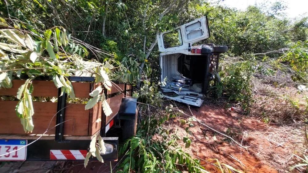Veículo de entregas capota na MS-338 e motorista fica gravemente ferido Veículo de entregas capota na MS-338 e motorista fica gravemente ferido