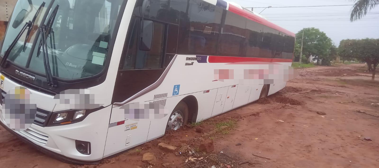 Ônibus atola e morador não consegue entrar com carro em residência no Jardim Violetas 