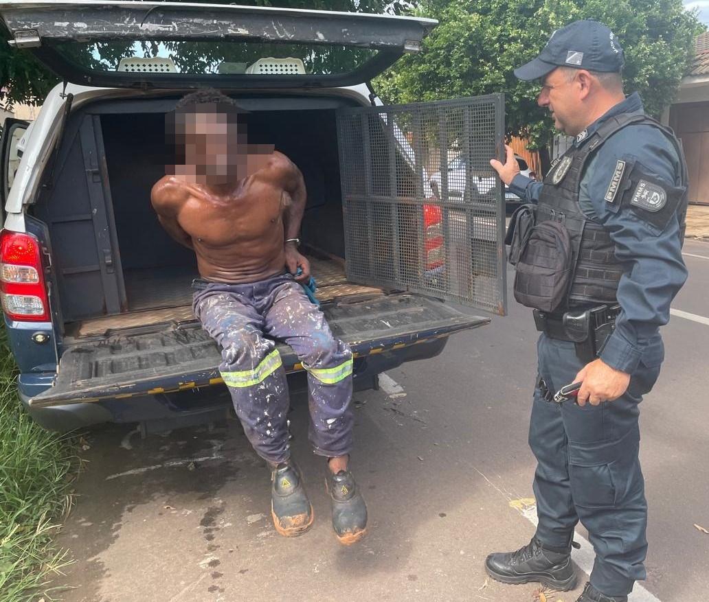 Vereadora flagra mulher sendo arrastada pelos cabelos, chama a PM e casal 