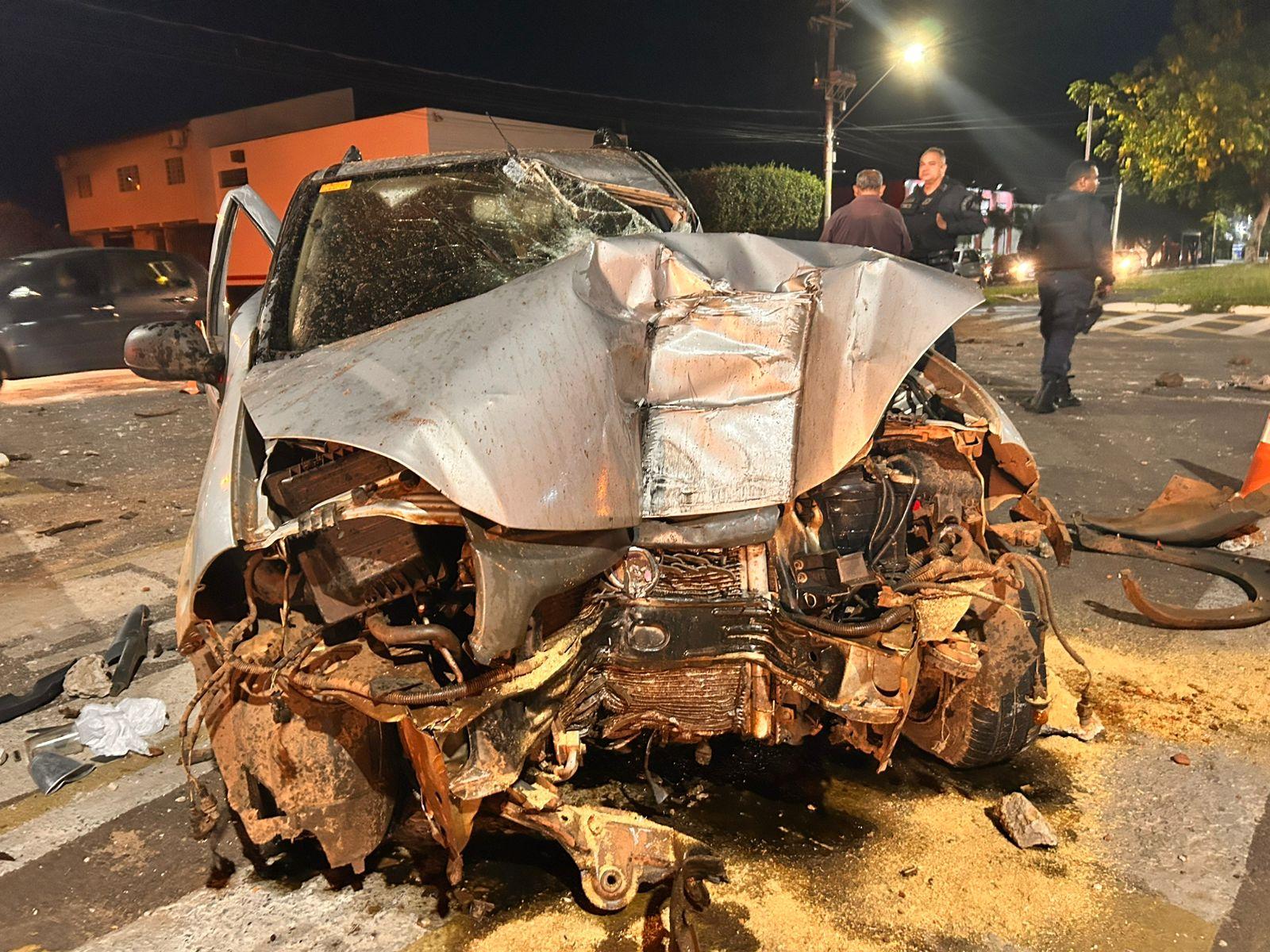 Após bater em Hilux de PM, homem atropela cantor e arranca semáforo na Filinto Müller 