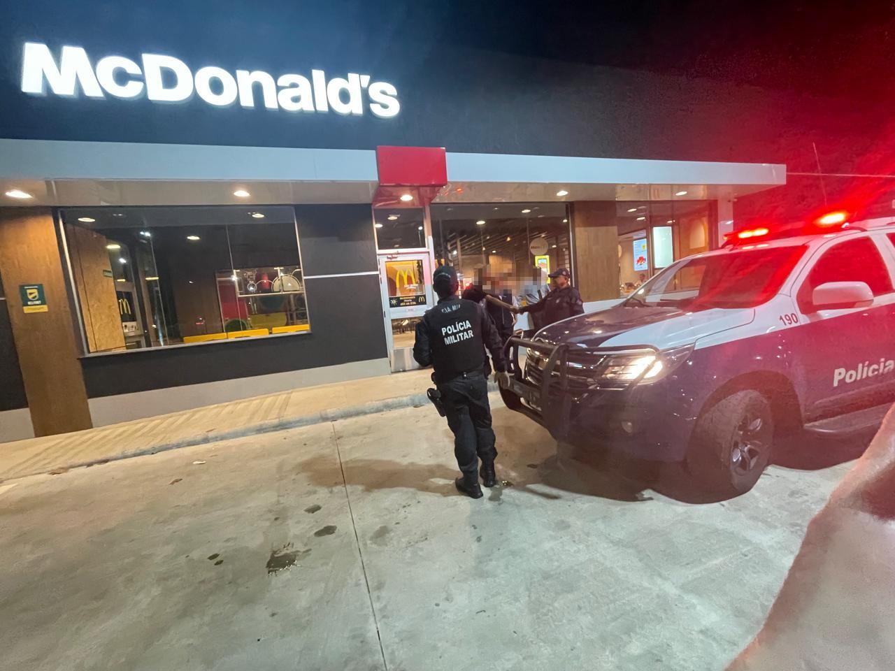 Homem ameaça colabores do Mc Donald’s após tentar atendimento fora do horário Homem ameaça colabores do Mc Donald’s após tentar atendimento fora do horário