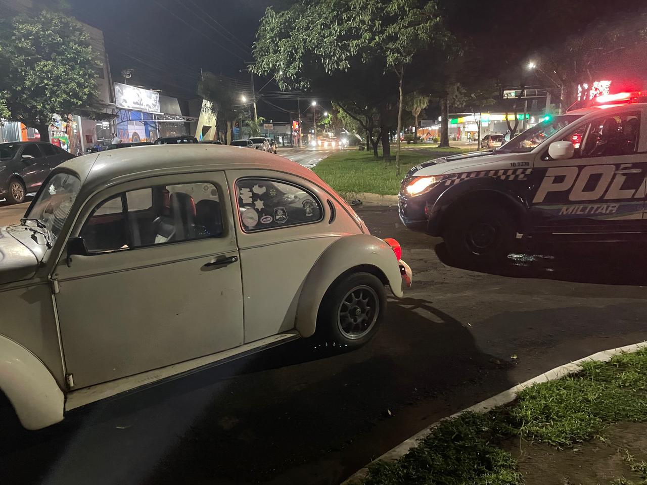 Acidente entre bicicleta e Fusca é registrado no Centro de Três Lagoas 