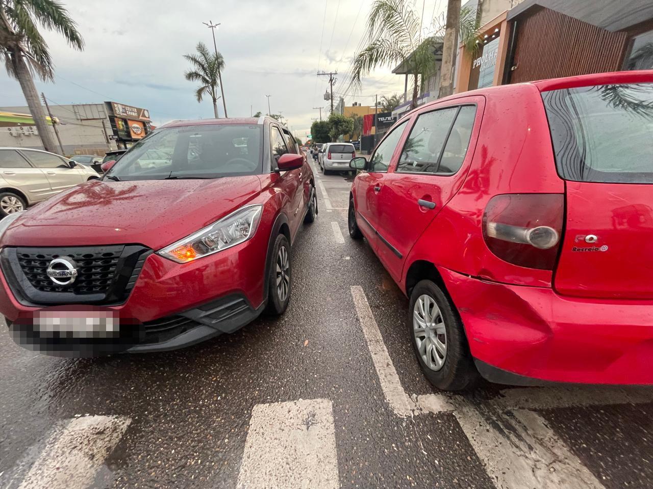 Acidente que envolveu três veículos é registrado no Centro de Três Lagoas 