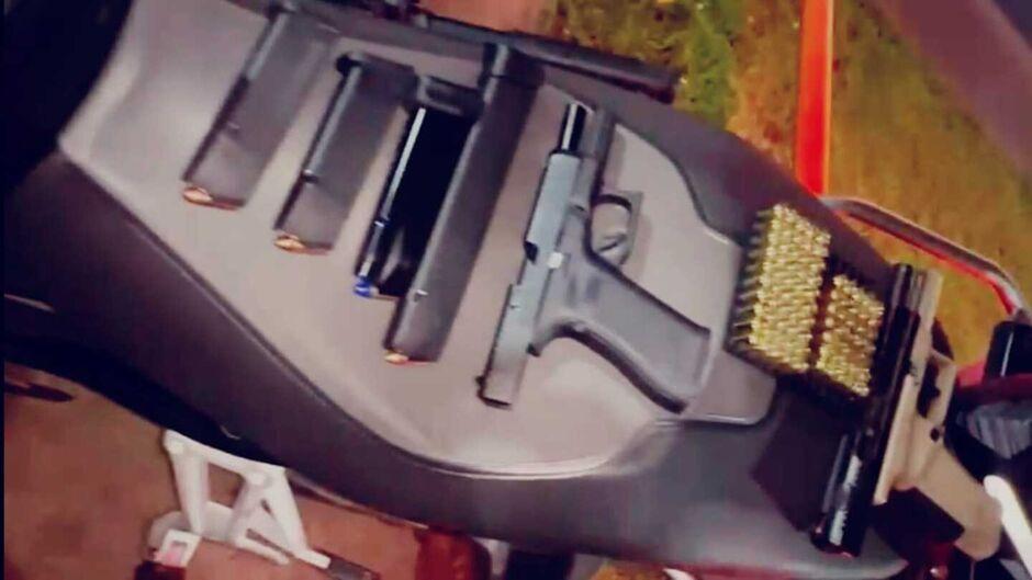 Agiota da Capital é preso com pistolas e 127 munições ao ameaçar 'cliente' por pagamento